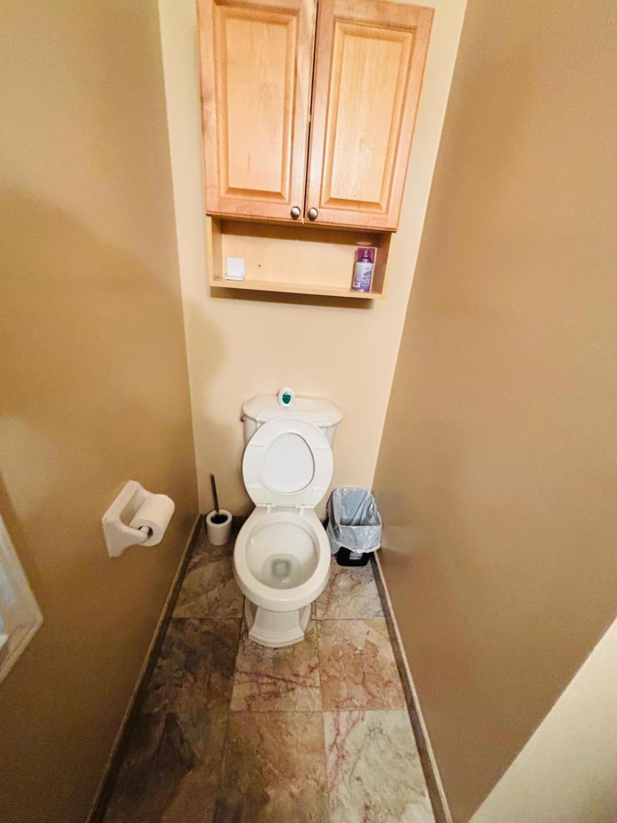 Room With Private Patio Next To Toronto Airport Mississauga Ngoại thất bức ảnh