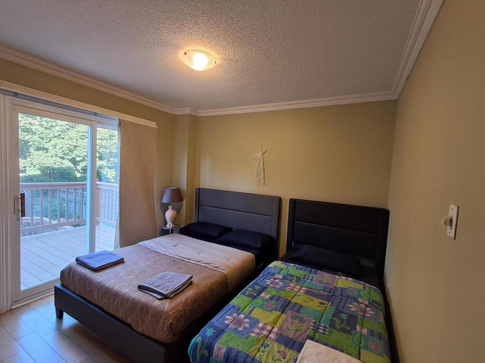 Room With Private Patio Next To Toronto Airport Mississauga Ngoại thất bức ảnh