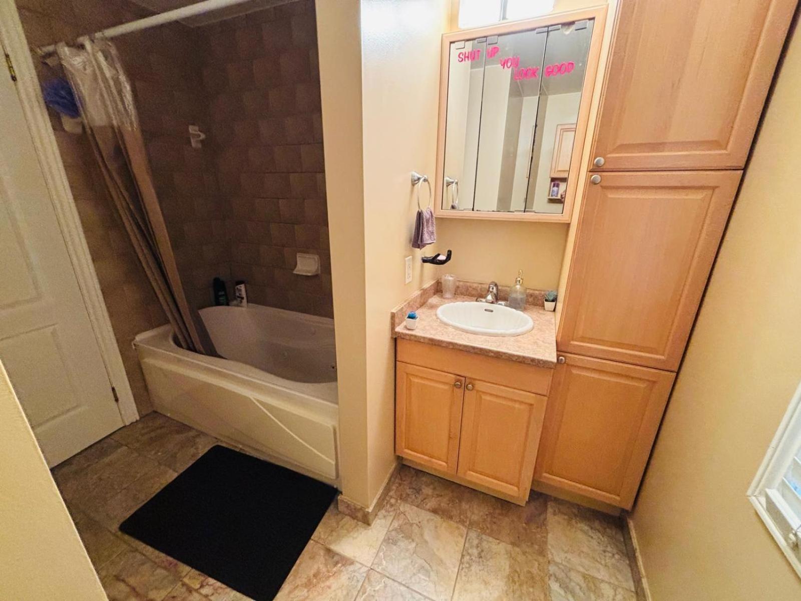 Room With Private Patio Next To Toronto Airport Mississauga Ngoại thất bức ảnh