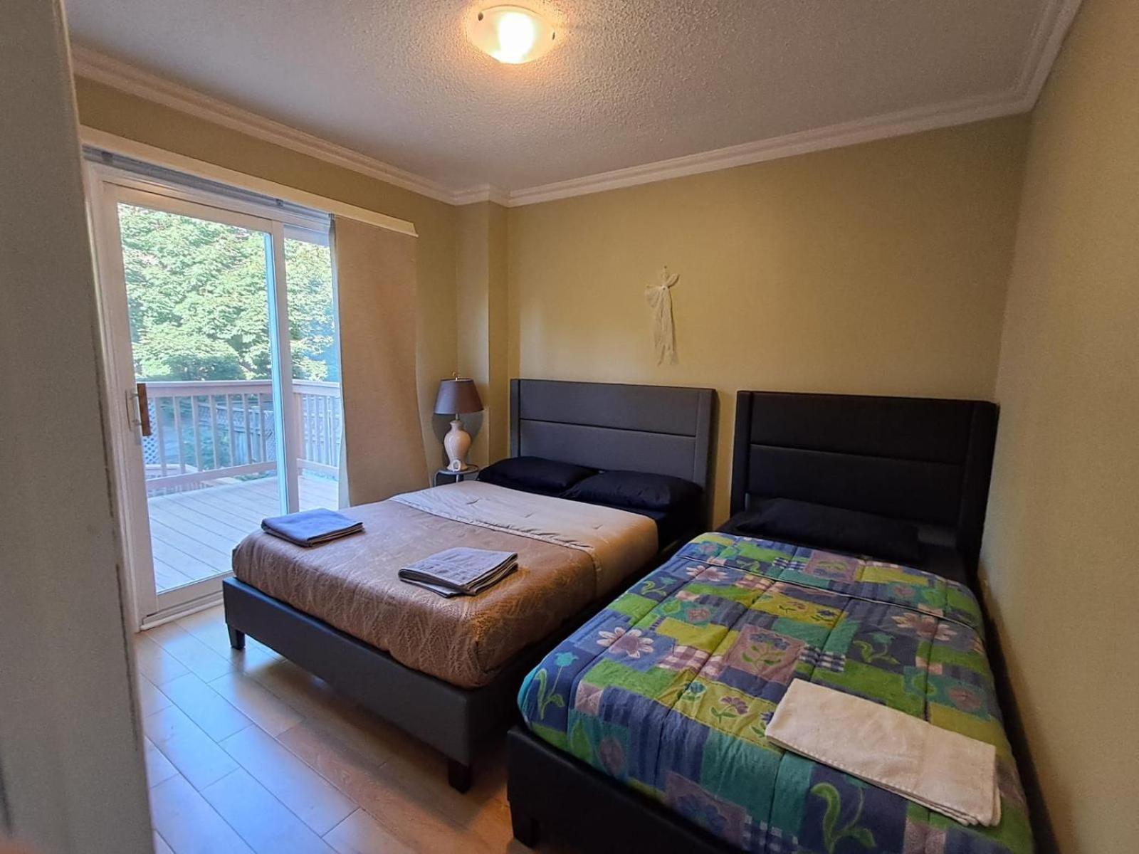Room With Private Patio Next To Toronto Airport Mississauga Ngoại thất bức ảnh
