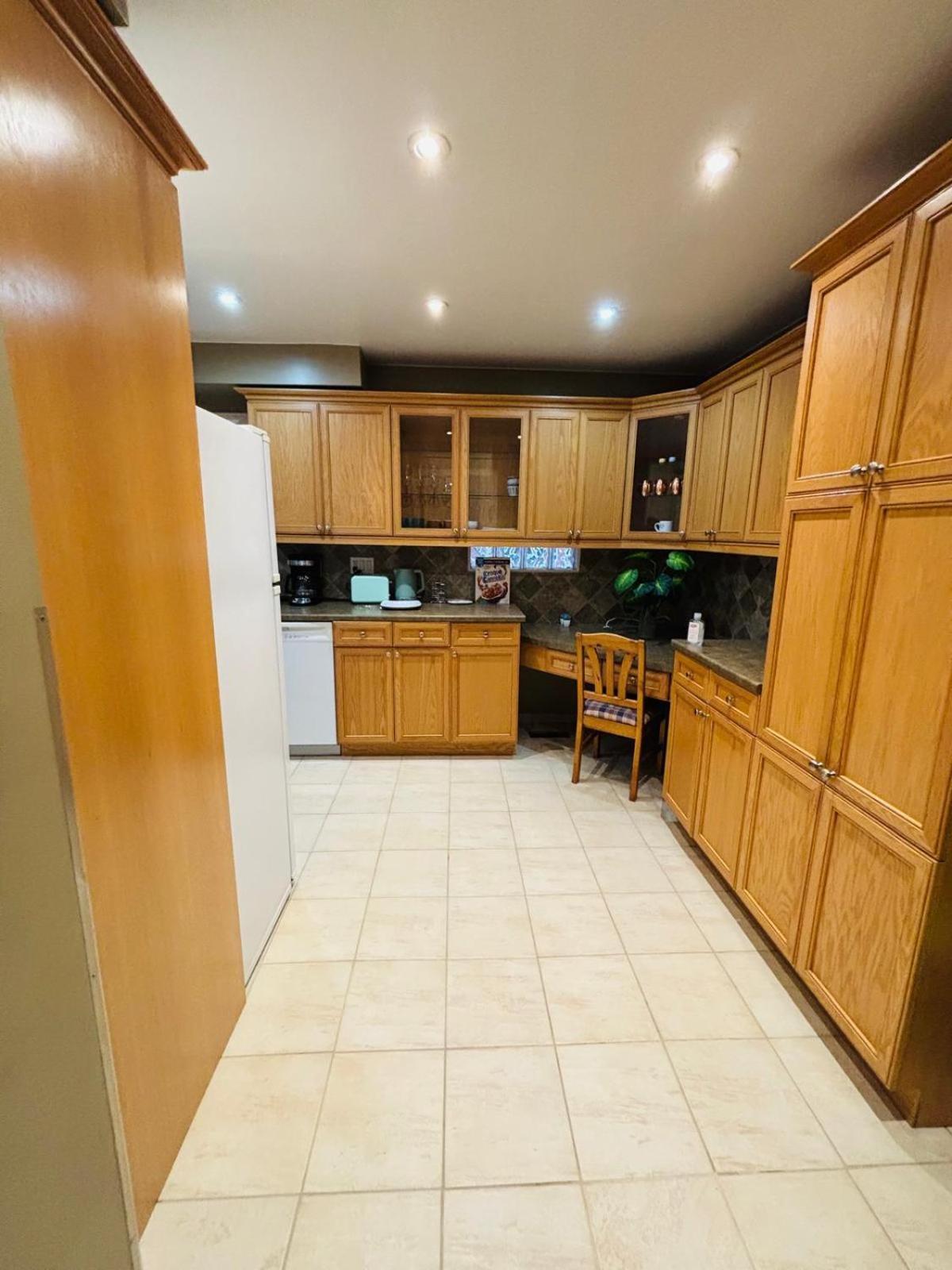 Room With Private Patio Next To Toronto Airport Mississauga Ngoại thất bức ảnh