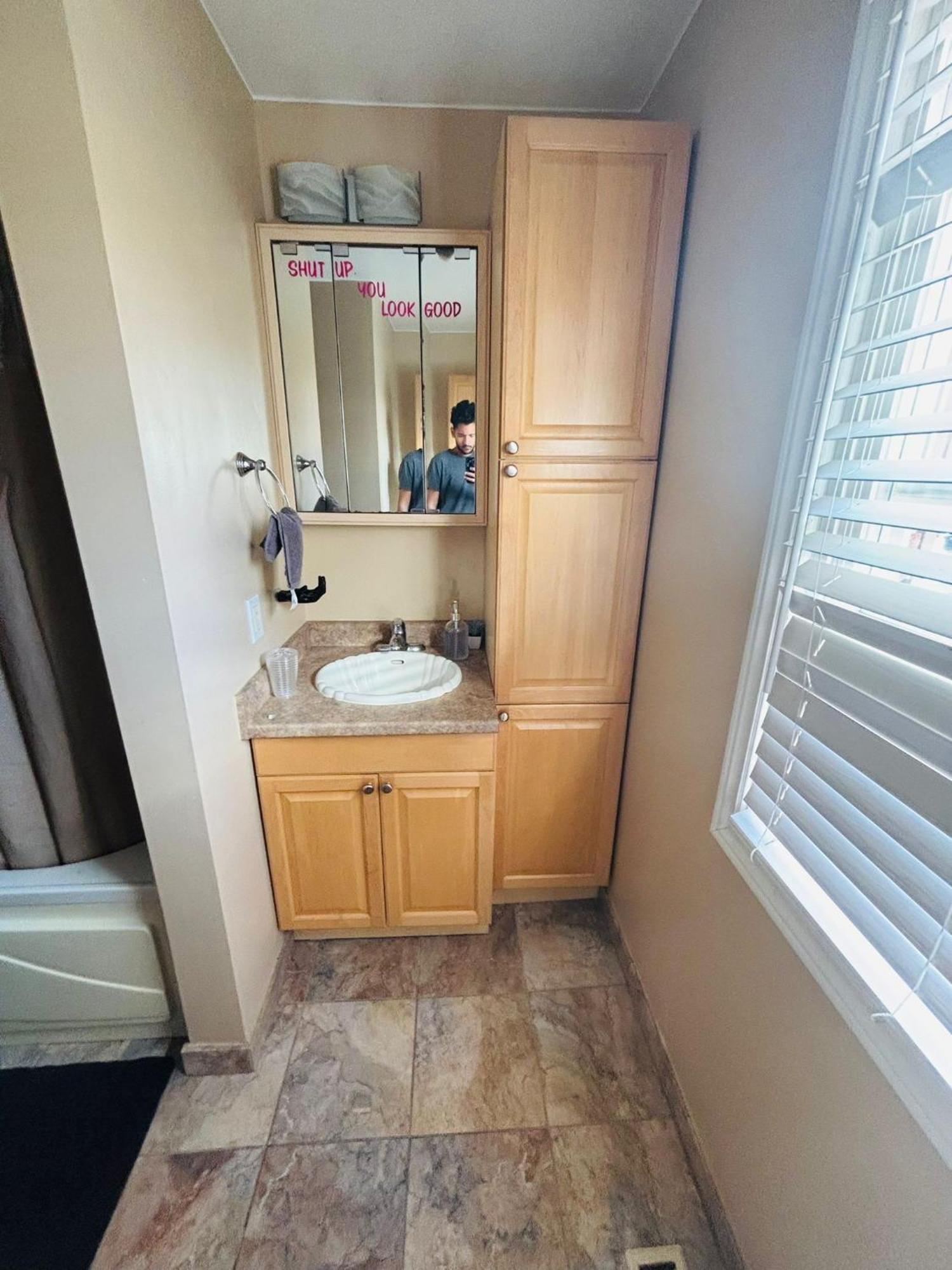 Room With Private Patio Next To Toronto Airport Mississauga Ngoại thất bức ảnh